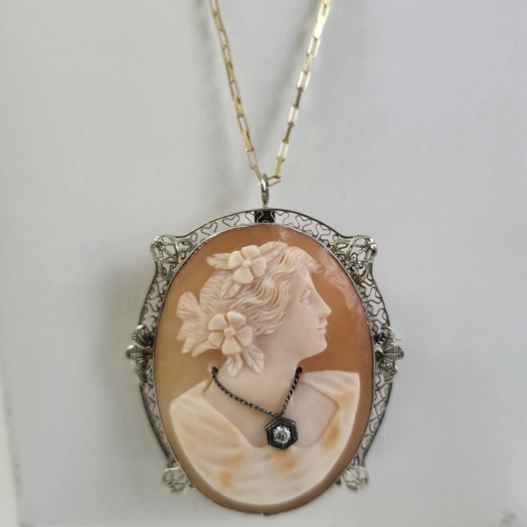 Vintage Jewelry - Antique Cameo 14K Gold Diamond Pendant Brooch